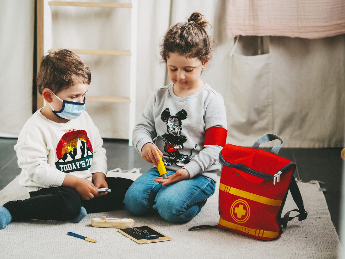 Notarztrucksack spielende Kinder von Spielspecht